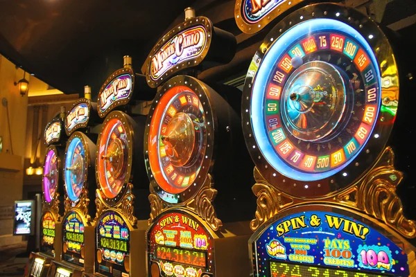 beton888 mobile app home screen showing live-dealer table feeds and sports odds